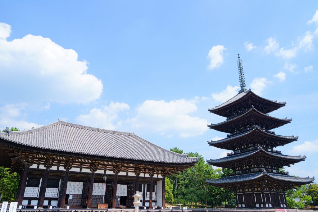 興福寺の外観：五重塔は高さ51メートルもある