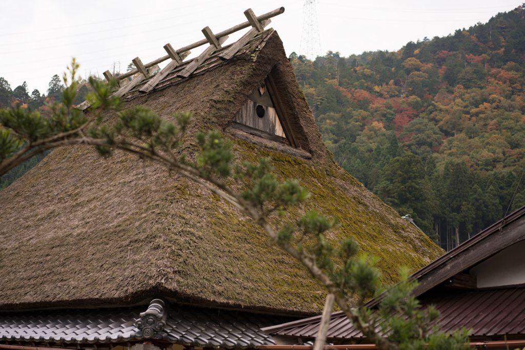 茅葺き屋根の形状の写真
