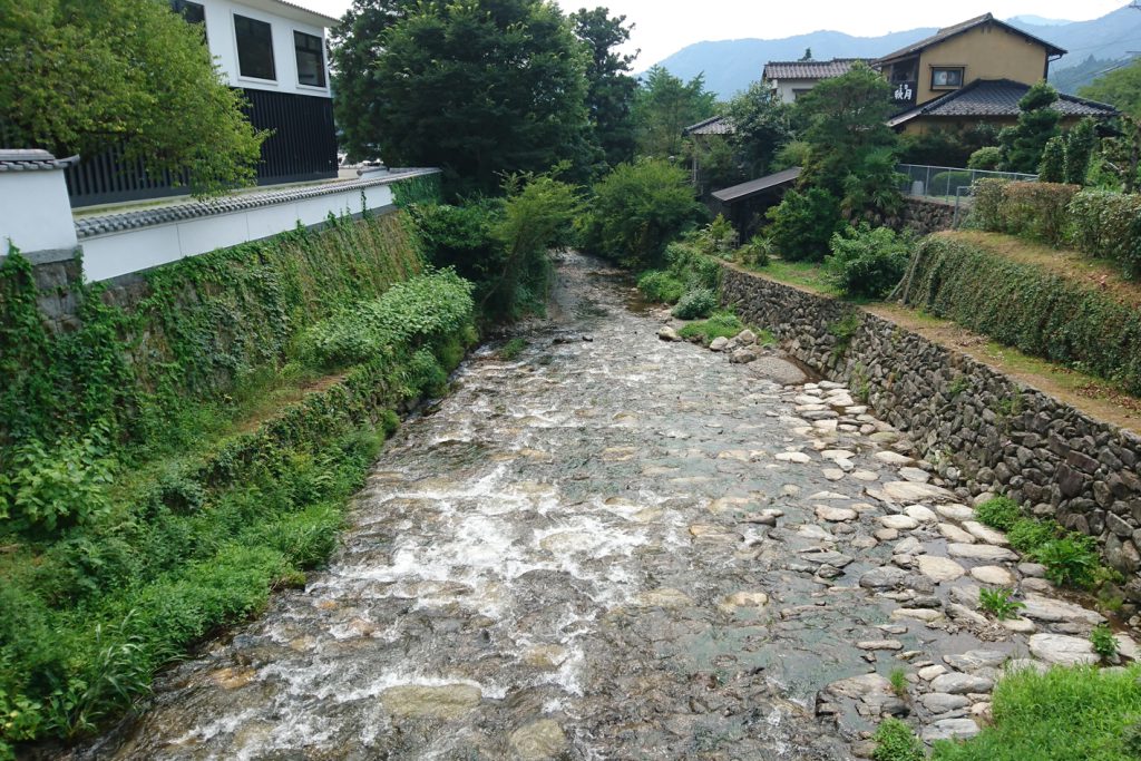 町中を流れる水路