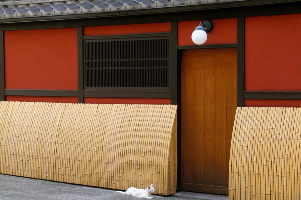 京都のベンガラ色が使われた壁